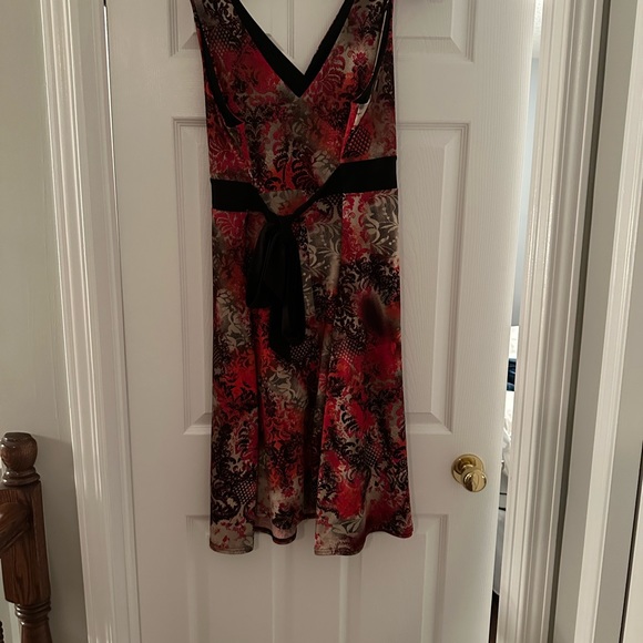 Black and red patterned dress - Picture 6 of 6